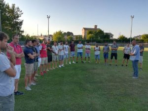 I ragazzi a centro campo per il discorso di inizio stagione