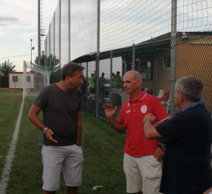 Il coordinatore tecnico Fabio Paoletti (a sinistra) a colloquio col presidente Cecati e il vice Spadaccini